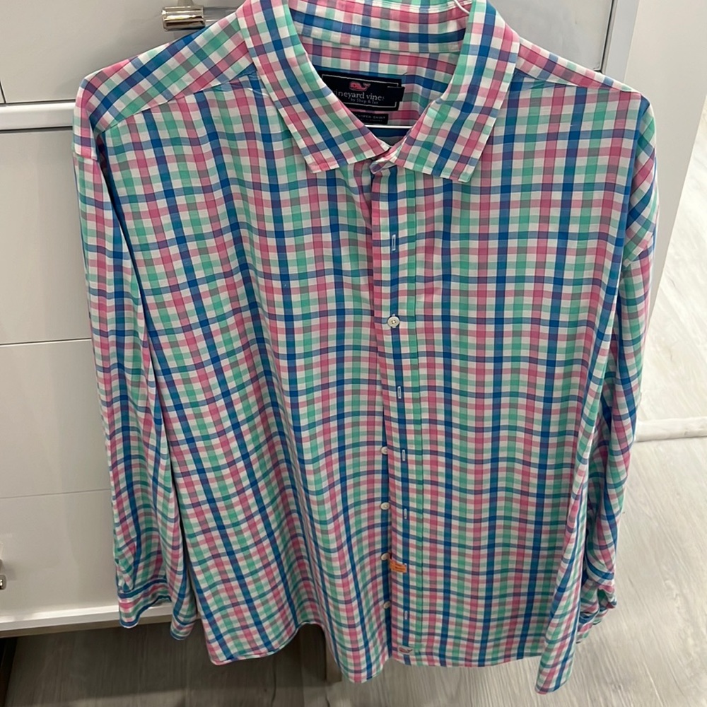Beautiful vineyard vines, hardly worn classic fit shirt
